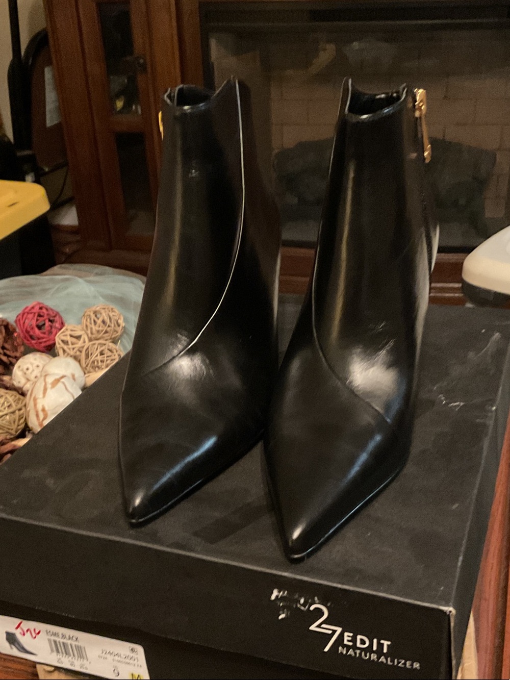 Naturalizer Black Leather Pointed Toe Ankle Booties with Side Zip size 9